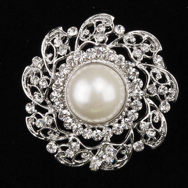 Pearl Brooch with pearl in the center