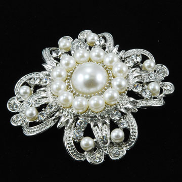 Vintage pearl and rhinestone brooch