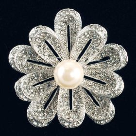 Rhinestone brooch with center pearl